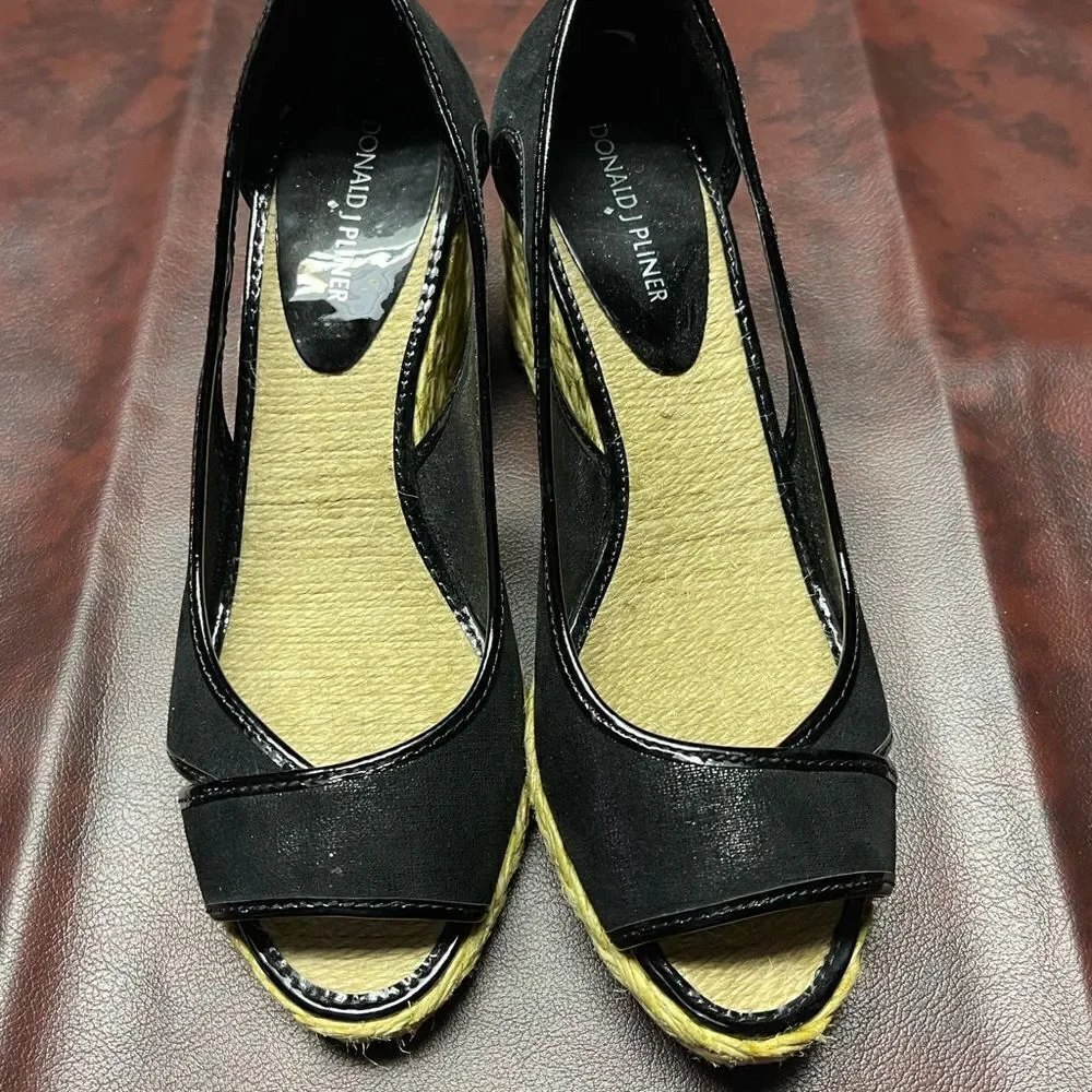 Donald J.‎ Pliner Coraa black wedge heels, size 8.5